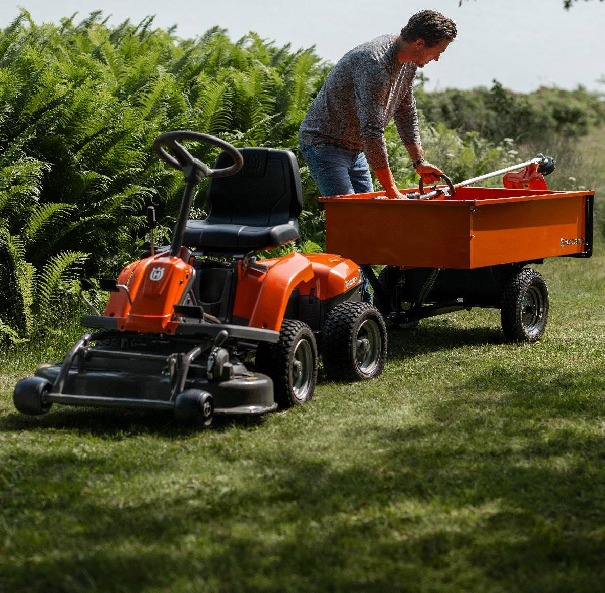 Husqvarna Akku-Frontmäher R 112iC mit Mähdeck Combi 85, Akku und Ladegerät