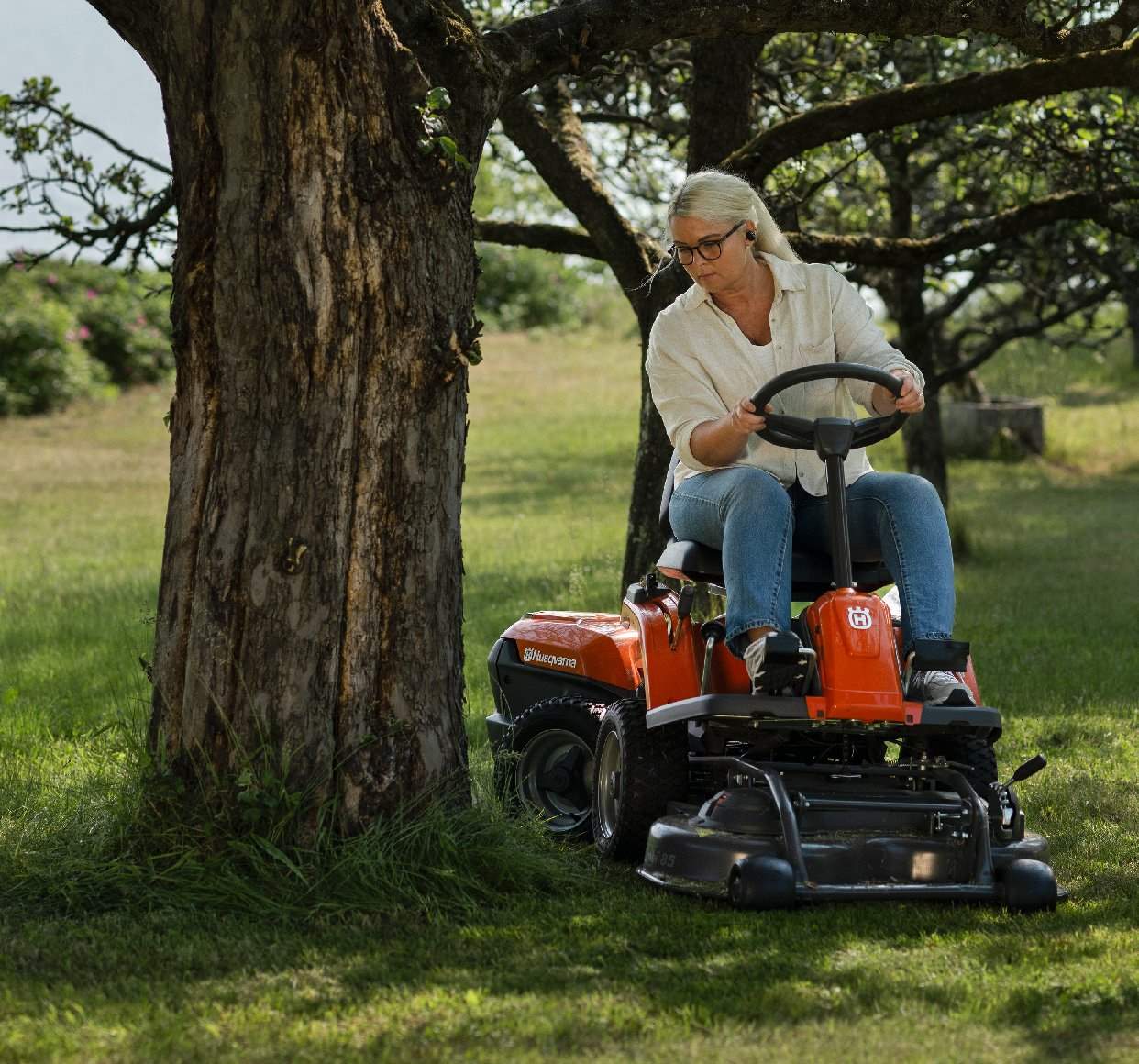 Husqvarna Akku-Frontmäher R 112iC mit Mähdeck Combi 85, Akku und Ladegerät