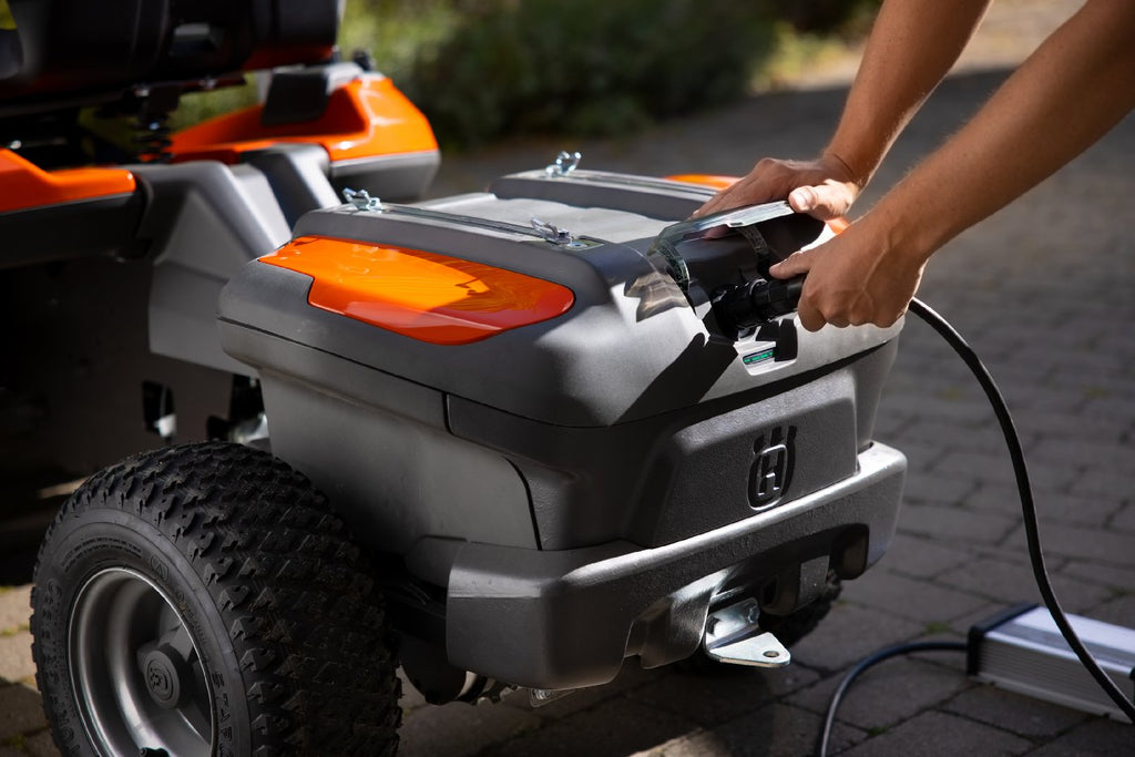 Husqvarna Akku-Frontmäher R 200iX AWD Dualbatterie - Grundgerät ohne Mähwerk, ohne Ladegerät